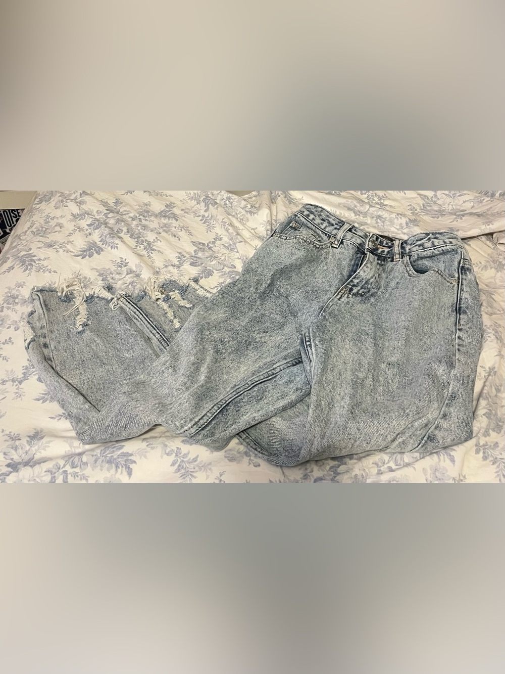 White Fox Boutique Light Acid Wash Boyfriend Jeans